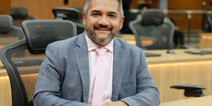 Deputado Júlio Pina aparece entre os 10 parlamentares mais lembrados em intenção de voto em Goiânia 